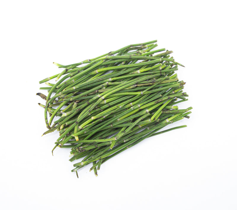 Cola de caballo (Equisetum Arvense): Actúa como un potente diurético y desinflamatorio.